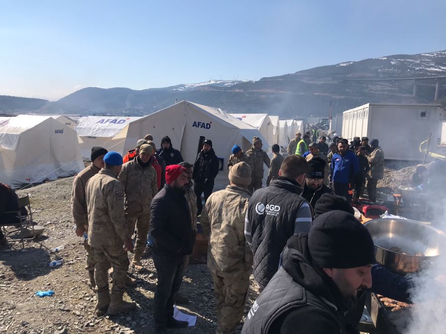 1 ay boyunca her gün 2 bin 500 kişiye köfte ekmek