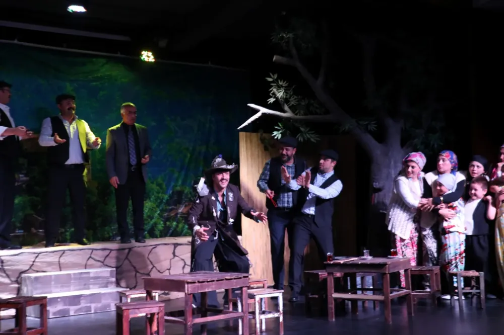 “Komşu Köyün Delisi” Yeni Sezonda Da Kapalı Gişe