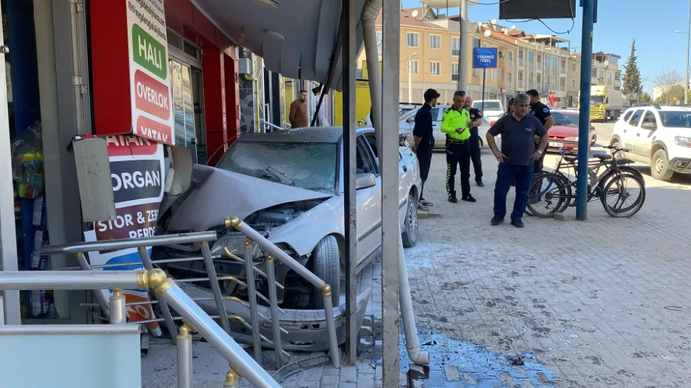 Kontrolden çıkan otomobil işyerine girdi