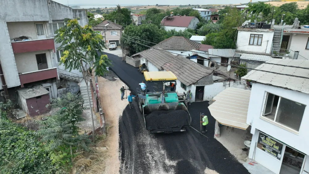 Karacabey'in Yenikaraağaç Mahallesi'nde yollar yenileniyor